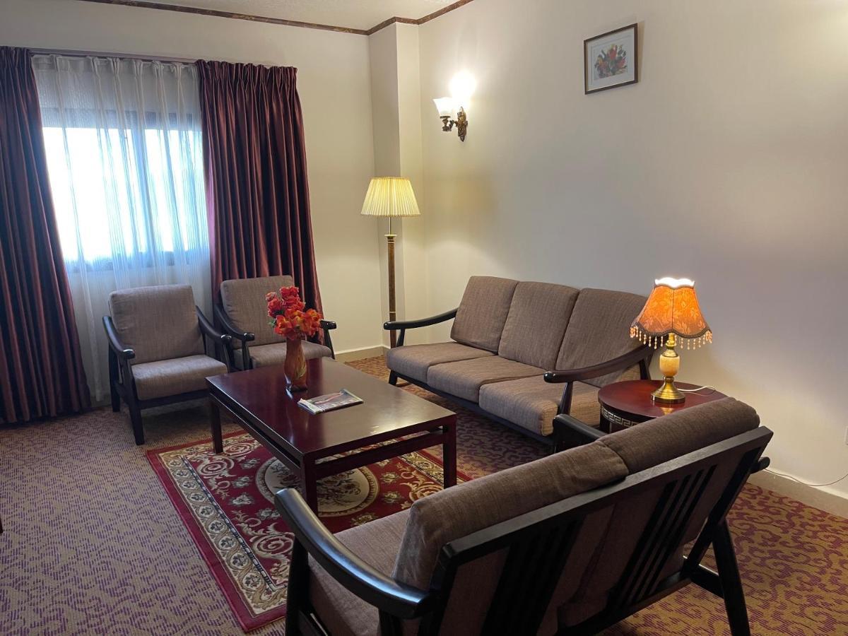 Boulevard Palace Hotel Monrovia Buitenkant foto